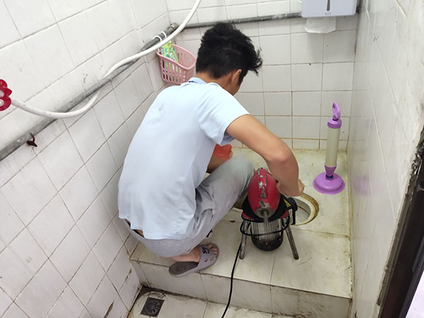 昭通管道堵塞冒臭气 专业师傅现场解决问题