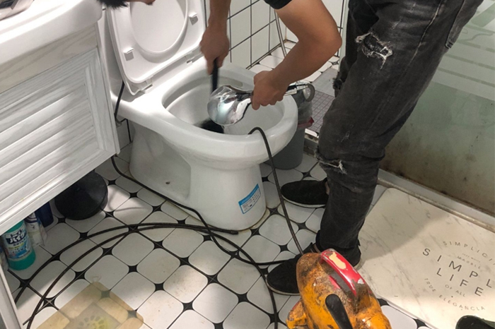 昭通马桶堵塞自己疏通还是找师傅？专业上门服务让你省时更省心